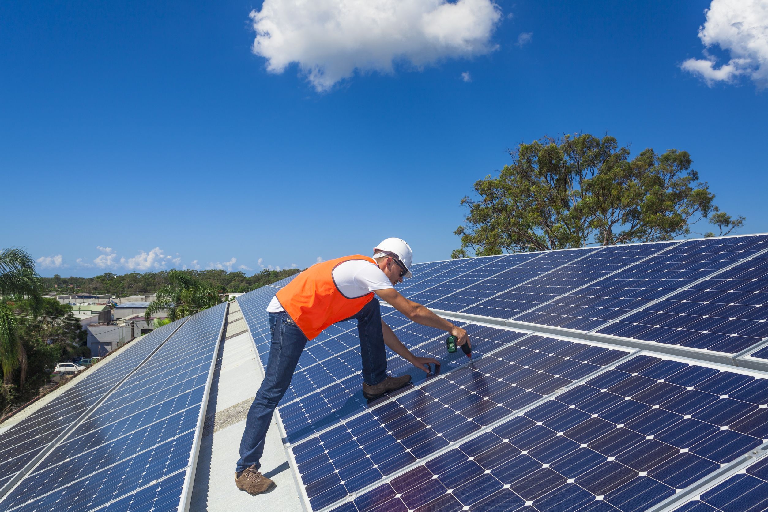 Technicians Make it Easy to Install a Solar Panel System in Orlando, Florida